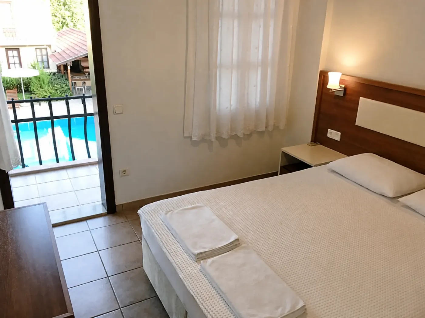 Havuza bakan balkonlu çift kişilik oda